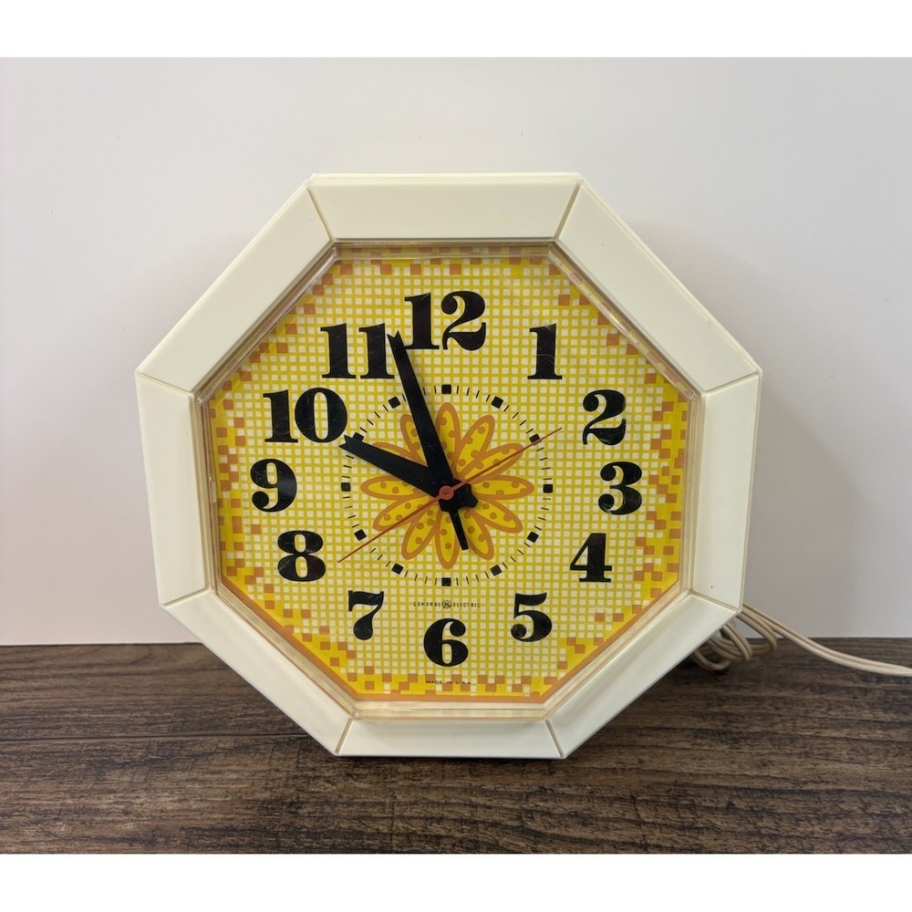 Vintage General Electric 8" Octagon Daisy Wall Clock Model 2193A Kitschy WORKS